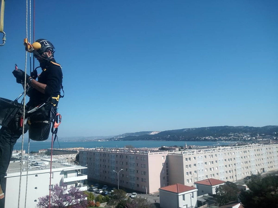 Travaux en hauteur de maçonnerie par un cordiste près de Marseille