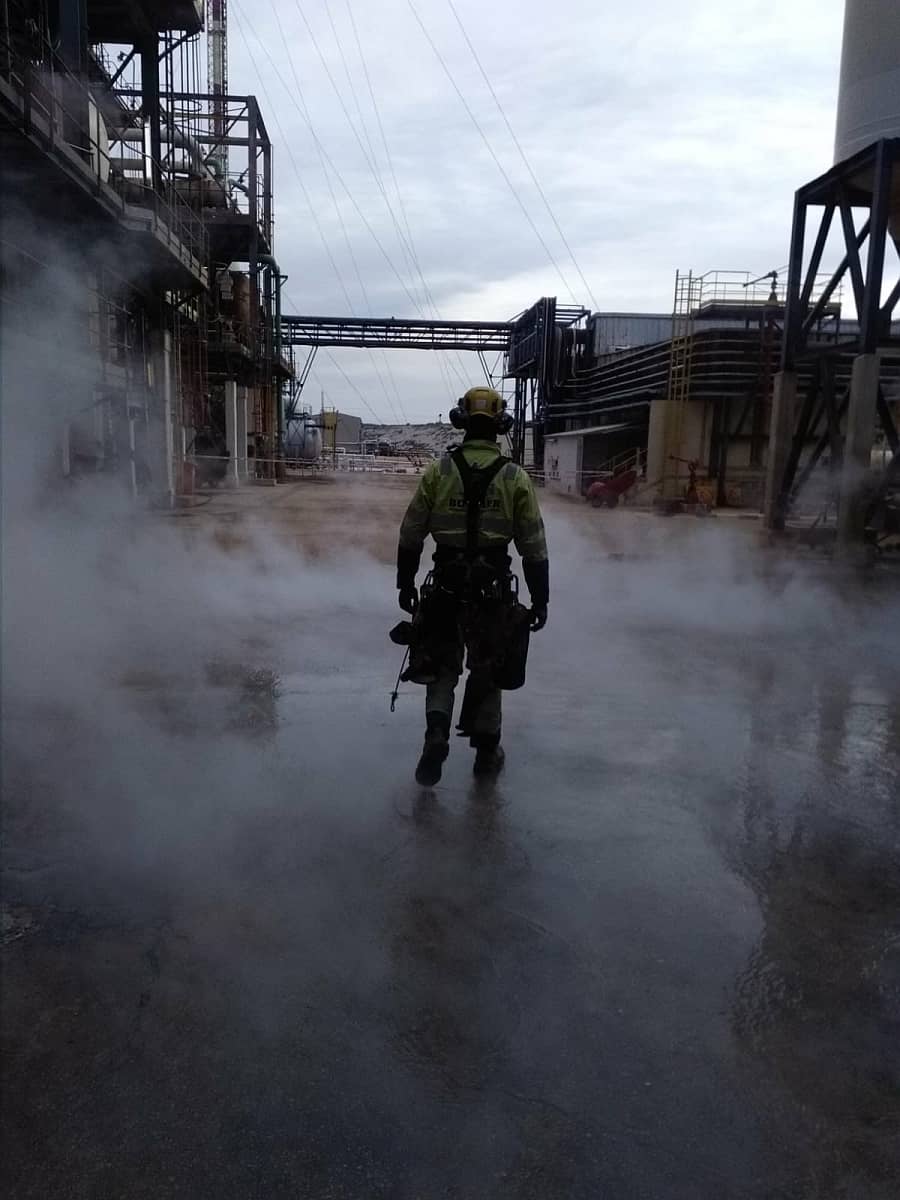 travaux sur corde de mise en sécurité sur colonne en site industriel