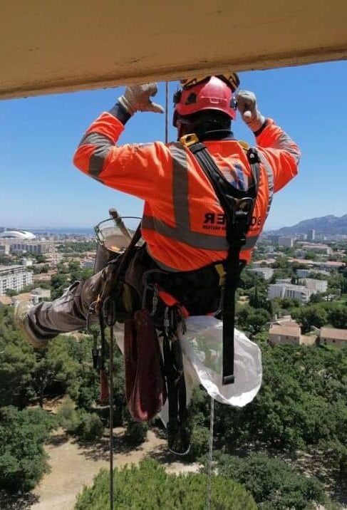 Chantier de purge en hauteur réalisée par un cordiste à Marseille dans les Bouches-du-Rhône, 13