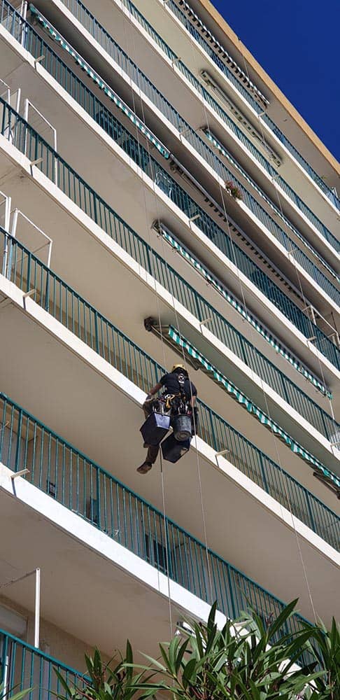 Réfection de nez de balcon sur un bâtiment à Martigues (13)