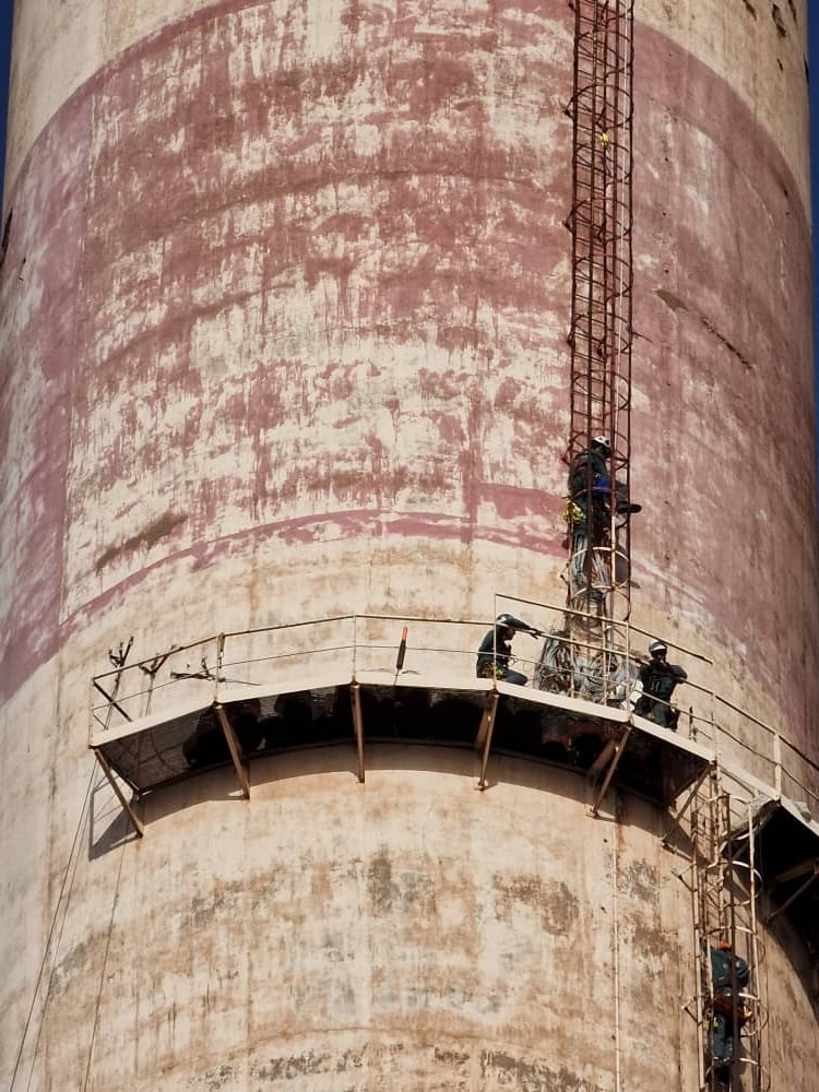 Pose d’un filet de sécurisation en hauteur de 84 à 117 mètres sur une cheminée - Passerelle 84m