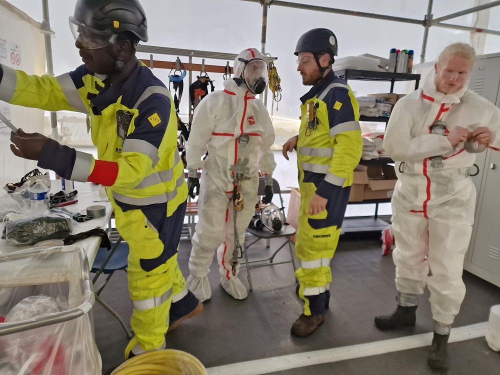 Nos techniciens cordistes s'équipent avant d'entrer dans la zone amiantée