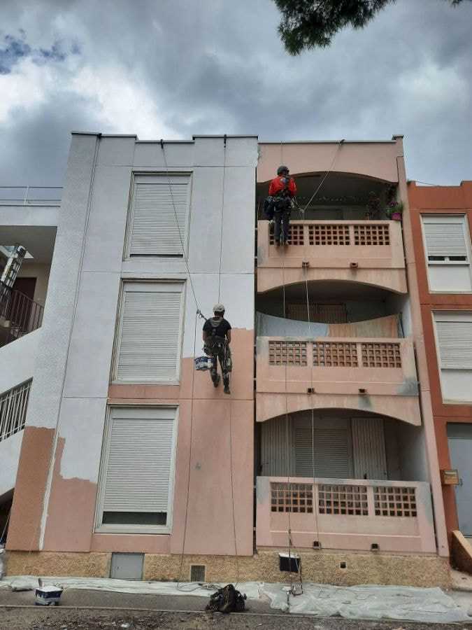 Réfection de façade d’une résidence du bailleur social 13 Habitat à Rognonas (purge, restructuration, lavage à haute pression et mise en peinture)