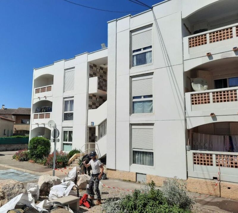 Réfection de façade d’une résidence du bailleur social 13 Habitat à Rognonas (purge, restructuration, lavage à haute pression et mise en peinture)