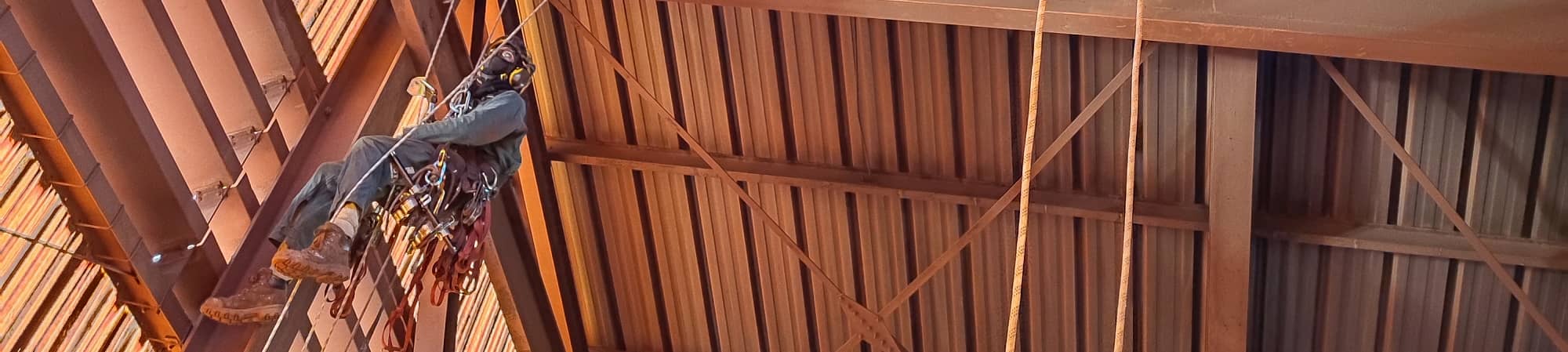 Cordiste avec équipements de protection individuelle (EPI) en intervention en hauteur à Marseille dans les Bouches-du-Rhône, 13