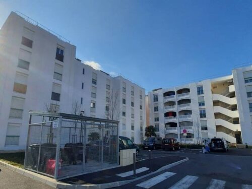 Ravalement de façade d'un immeuble d'habitation à Marseille dans les Bouches-du-Rhône, 13