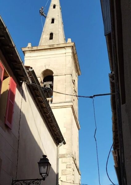 Installation de fils lumineux sur l’église Saint-Louis de Martigues