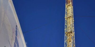 Travaux en hauteur sur une torche de cracking dans les Bouches-du-Rhône