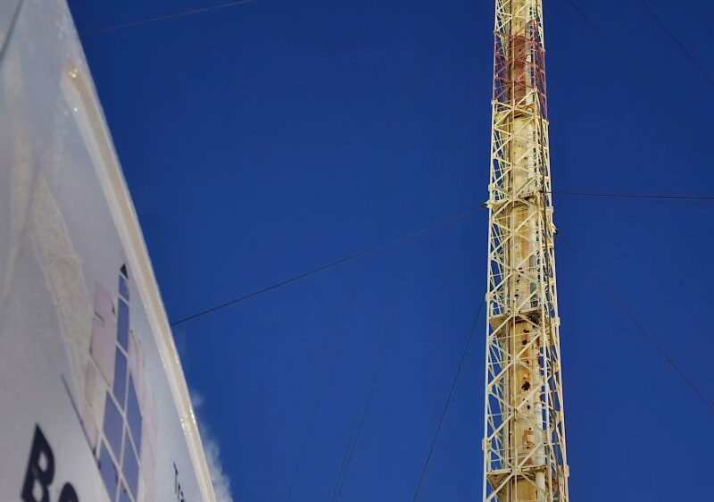 Travaux en hauteur sur une torche de cracking dans les Bouches-du-Rhône